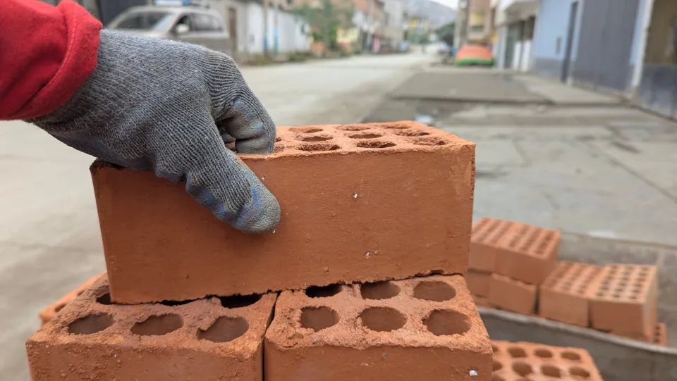 Nền nhà cũ nứt, ẩm — cán lại và lát gạch mới — sau